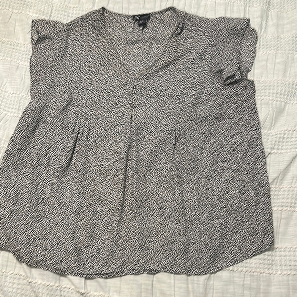 Jones New York Gray Flutter Sleeve Blouse